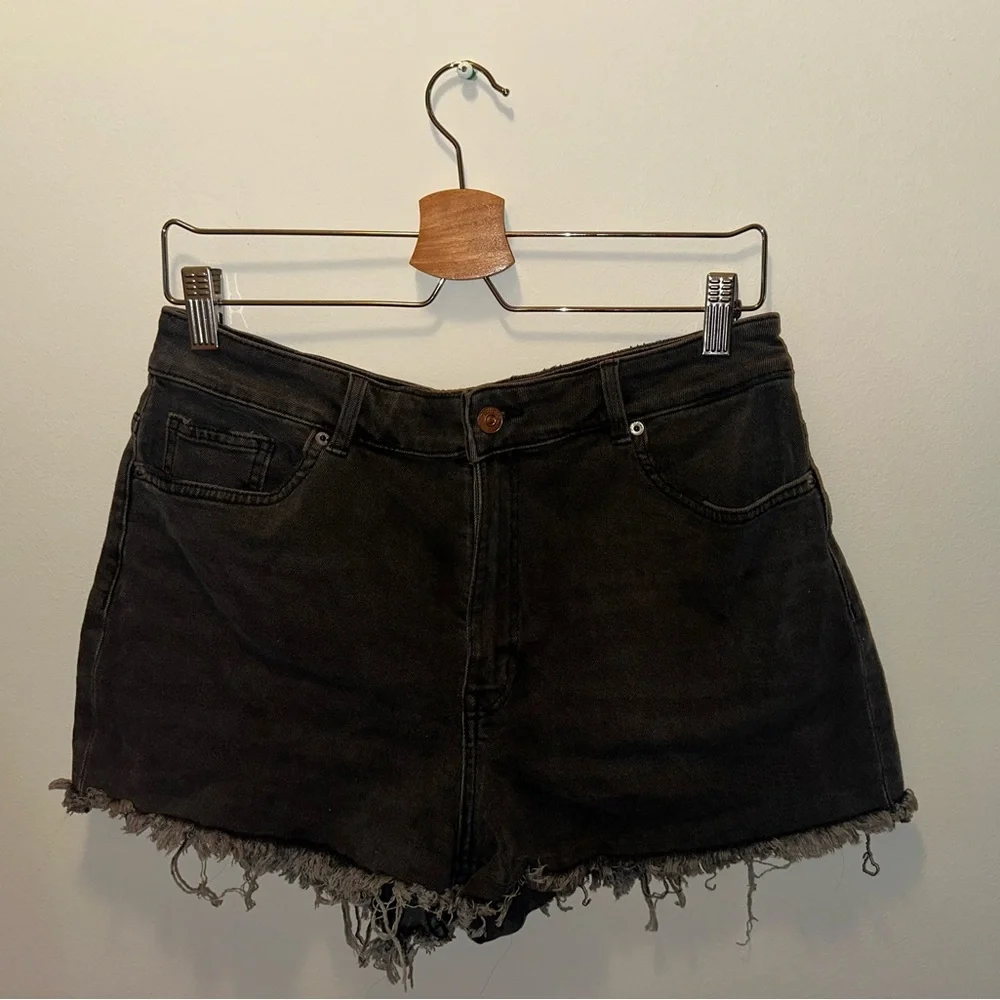 H&M Black/Grey Frayed Hem Jean Shorts - Picture 2 of 4